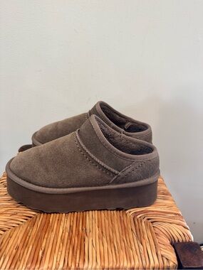Women’s Cushionaire Plush Lined Suede Platform Slip-On in Brown size 7.5